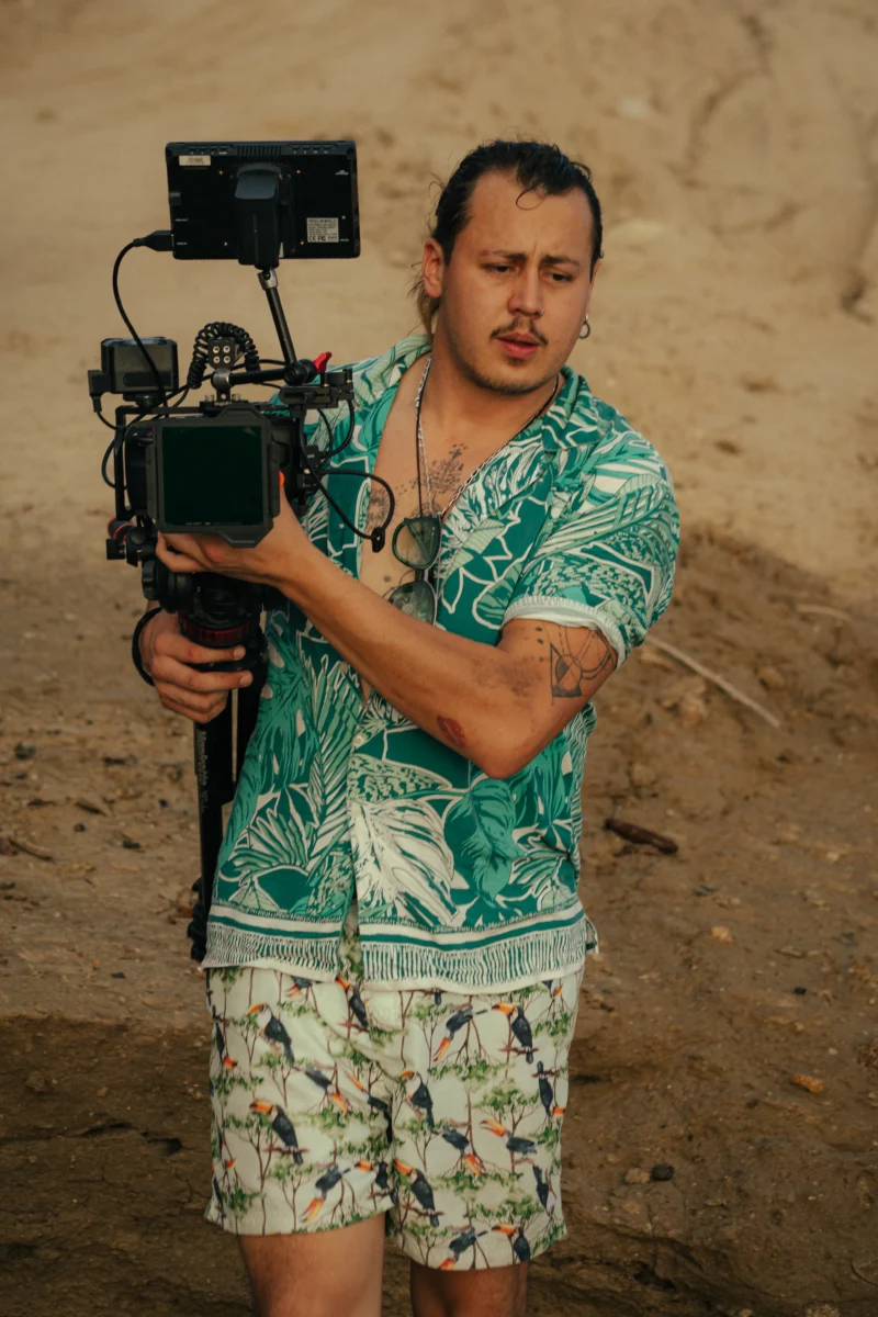 Nick Castells, director de fotografía de BIG APPLE Creative Studio, filmando en exteriores con cámara Blackmagic