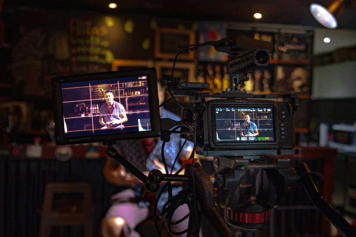 Rodaje de entrevista en bar, filmada por BIG APPLE Creative Studio con Blackmagic, dirigida por Nick Castells.