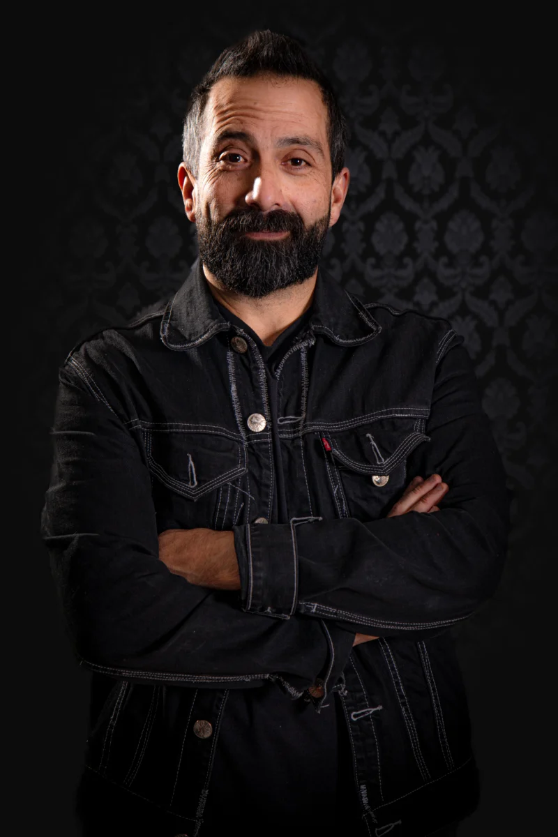 Retrato profesional de José Antonio Valle, gaffer de Big Apple Creative Studio, realizado por Nick Castells, especialista en iluminación cinematográfica en Quito, Ecuador.